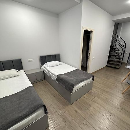 Lux Plaza Hotell P'arak'ar Eksteriør bilde