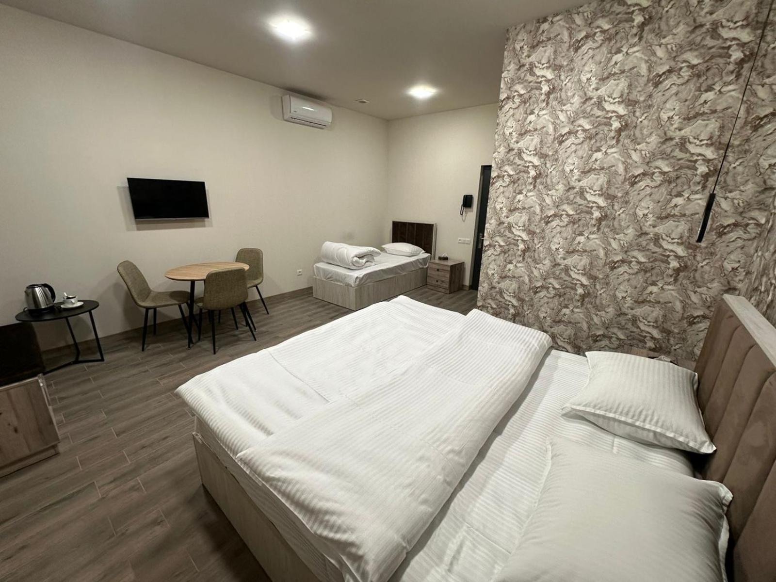 Lux Plaza Hotell P'arak'ar Eksteriør bilde