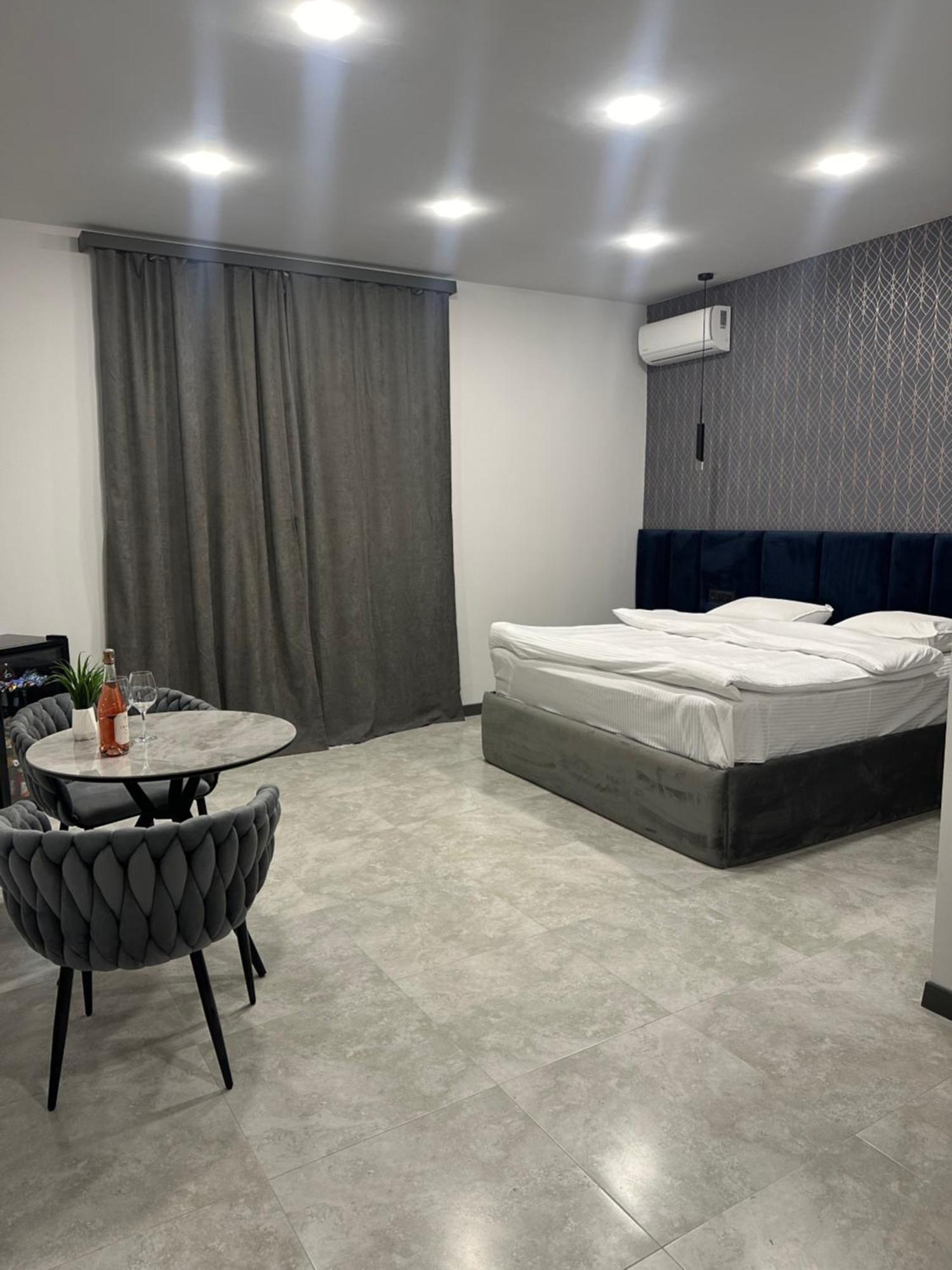 Lux Plaza Hotell P'arak'ar Eksteriør bilde