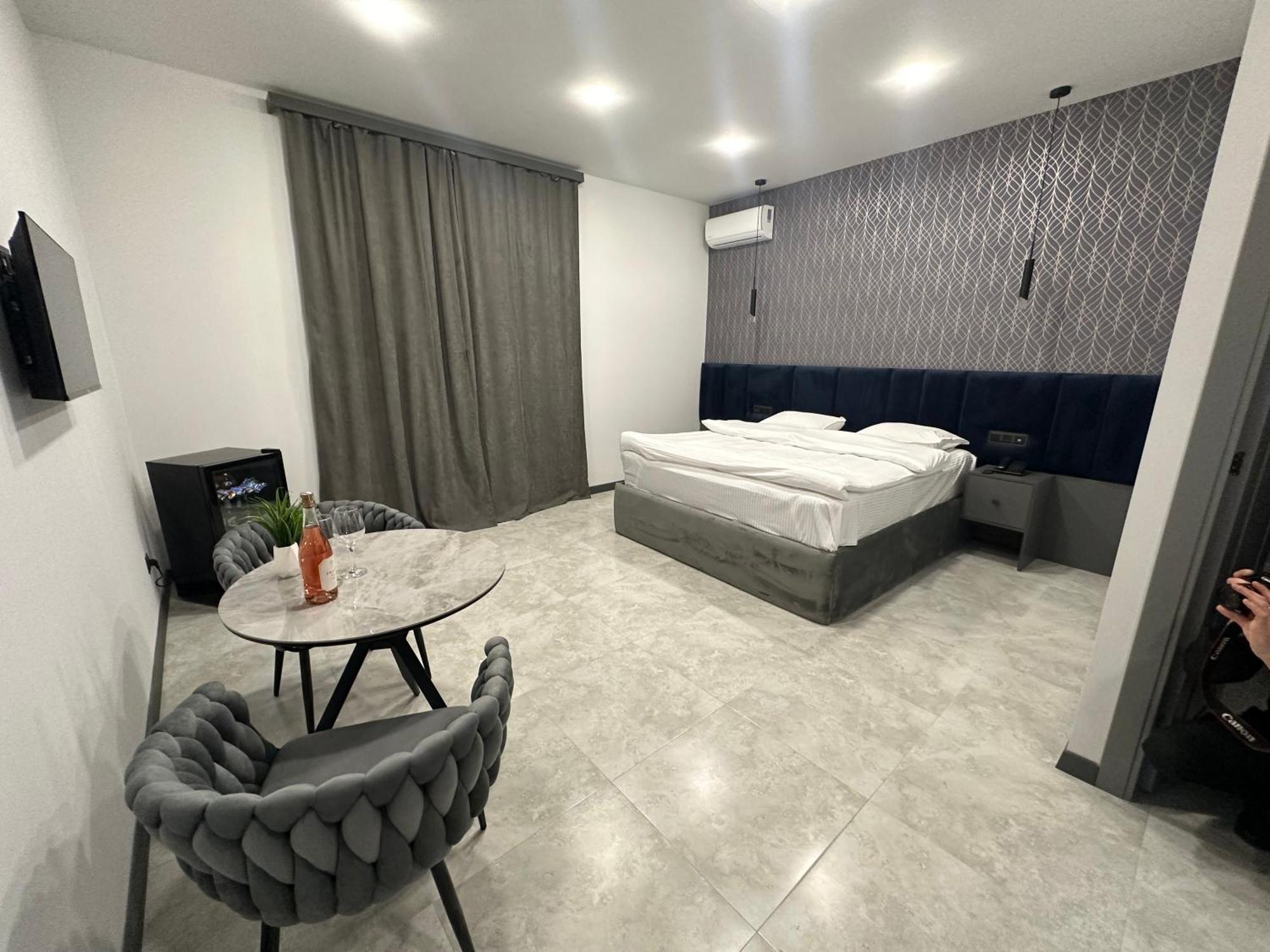 Lux Plaza Hotell P'arak'ar Eksteriør bilde