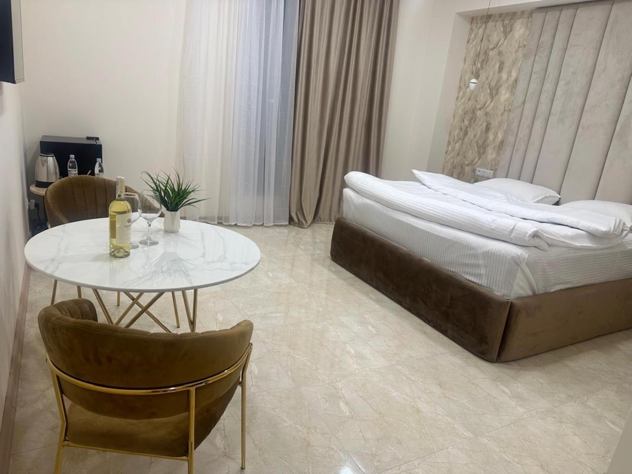 Lux Plaza Hotell P'arak'ar Eksteriør bilde