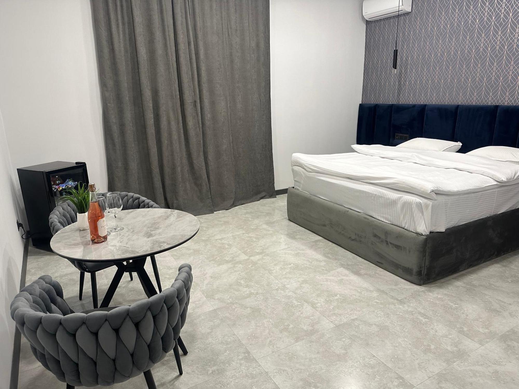 Lux Plaza Hotell P'arak'ar Eksteriør bilde