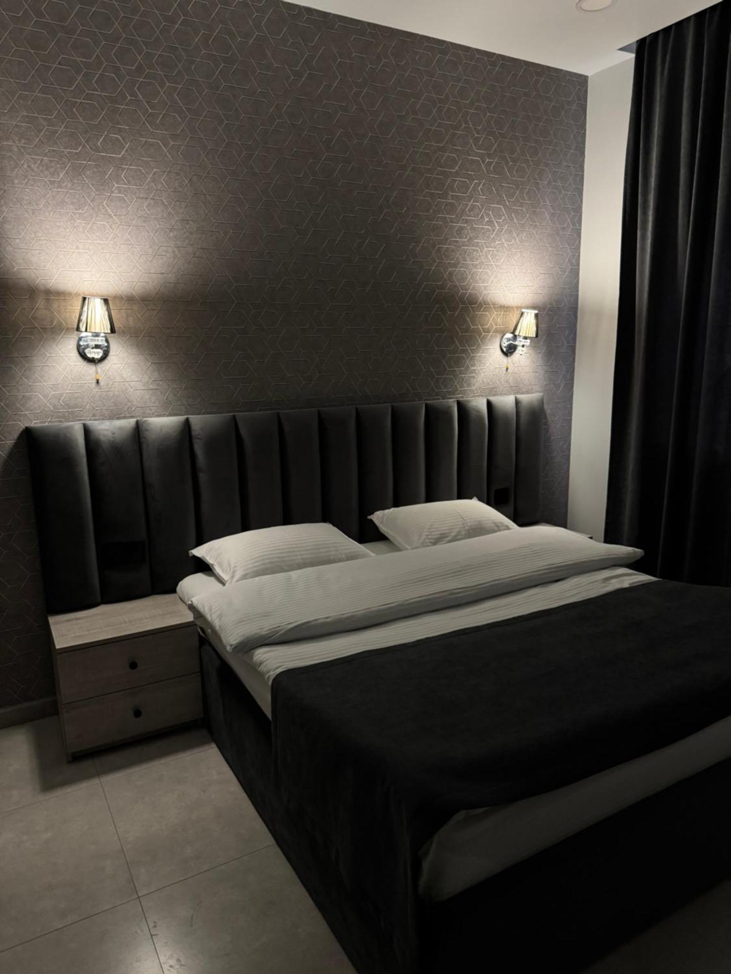 Lux Plaza Hotell P'arak'ar Eksteriør bilde