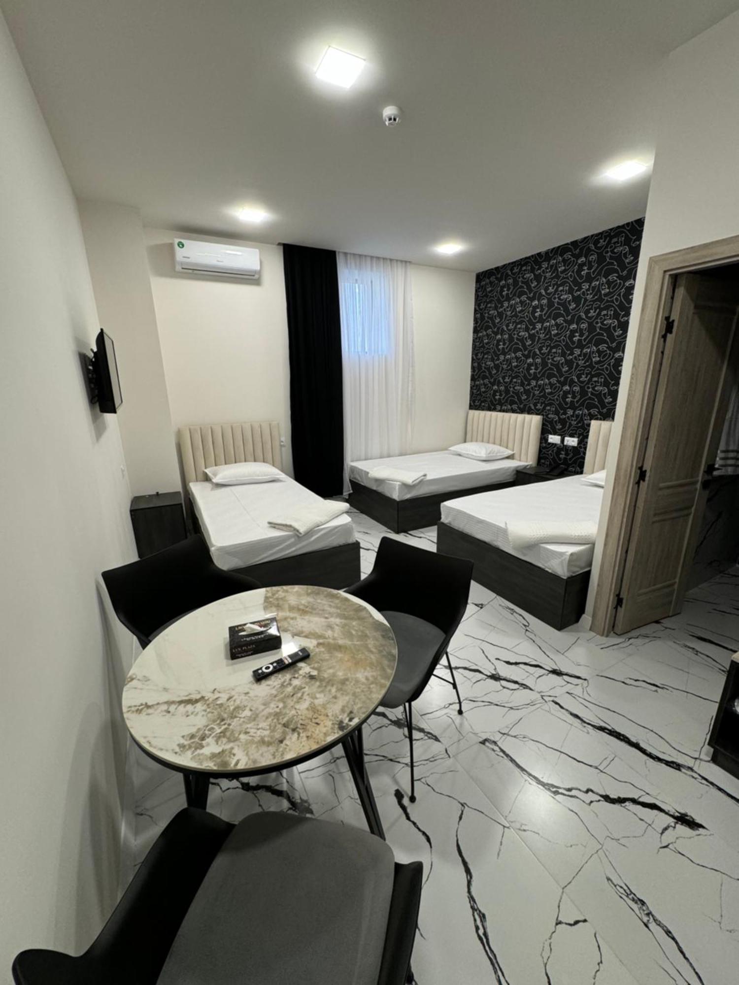 Lux Plaza Hotell P'arak'ar Eksteriør bilde