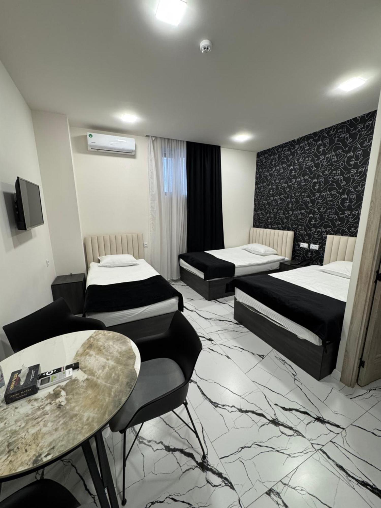 Lux Plaza Hotell P'arak'ar Eksteriør bilde