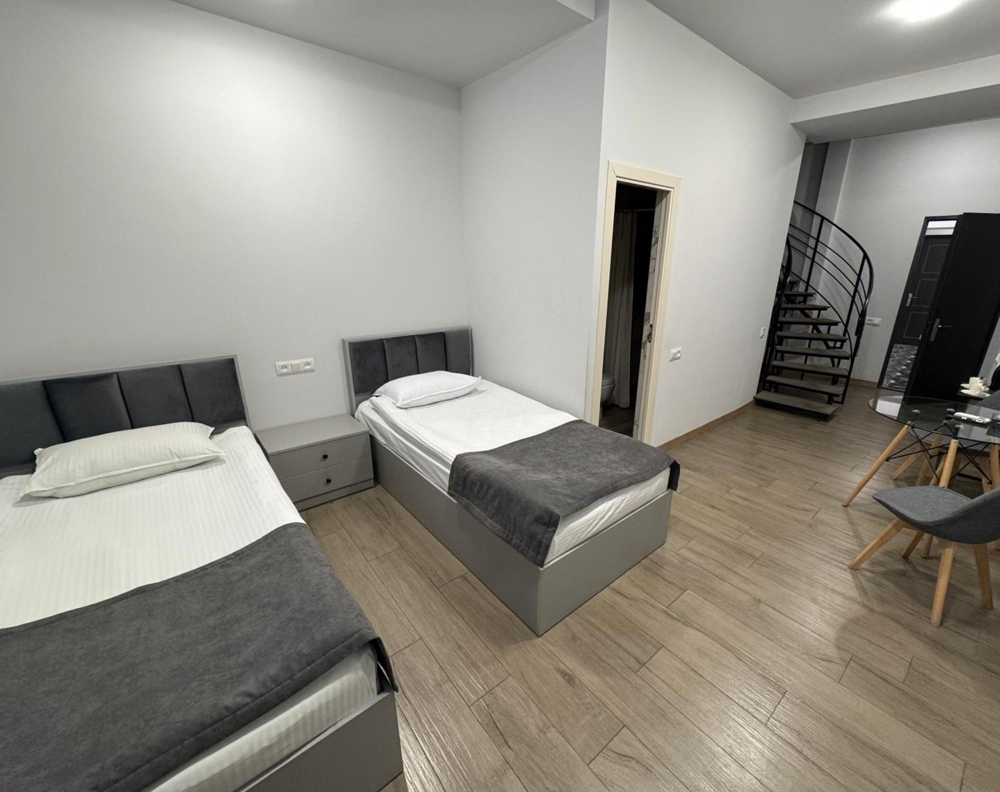 Lux Plaza Hotell P'arak'ar Eksteriør bilde