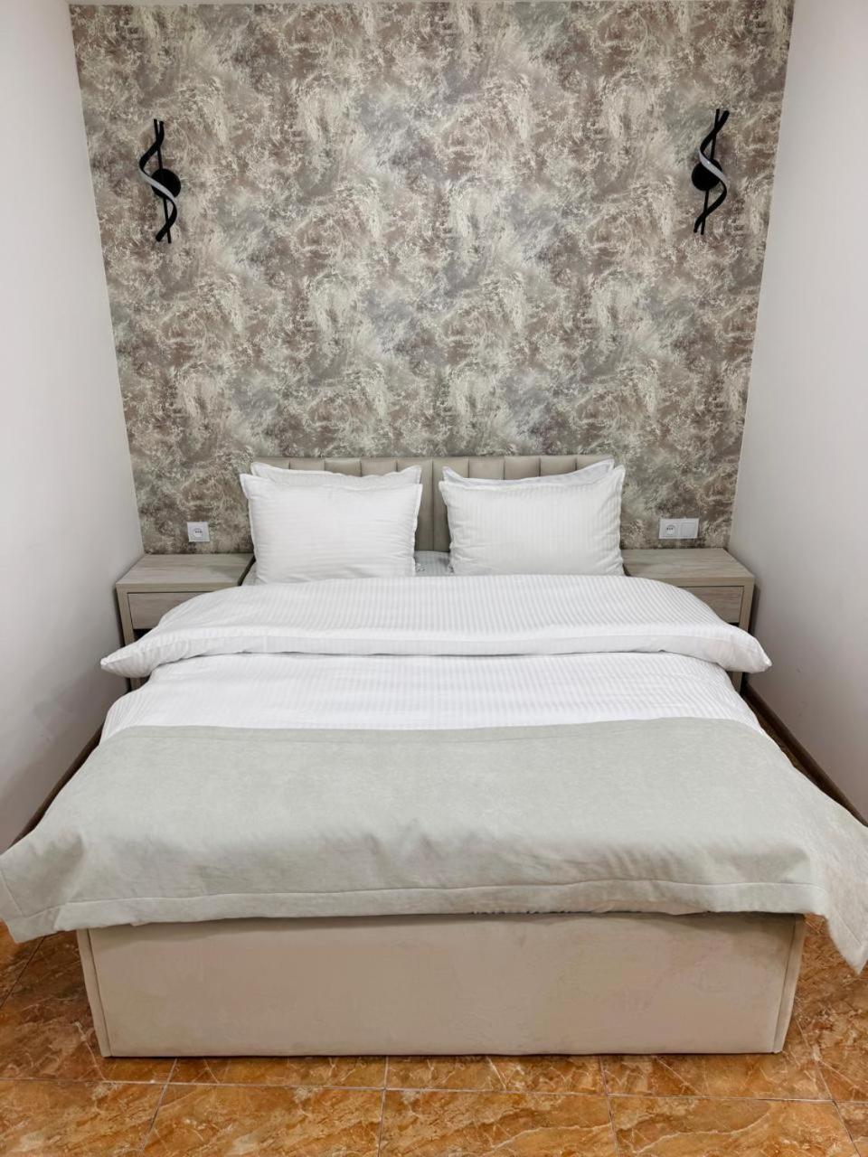 Lux Plaza Hotell P'arak'ar Eksteriør bilde